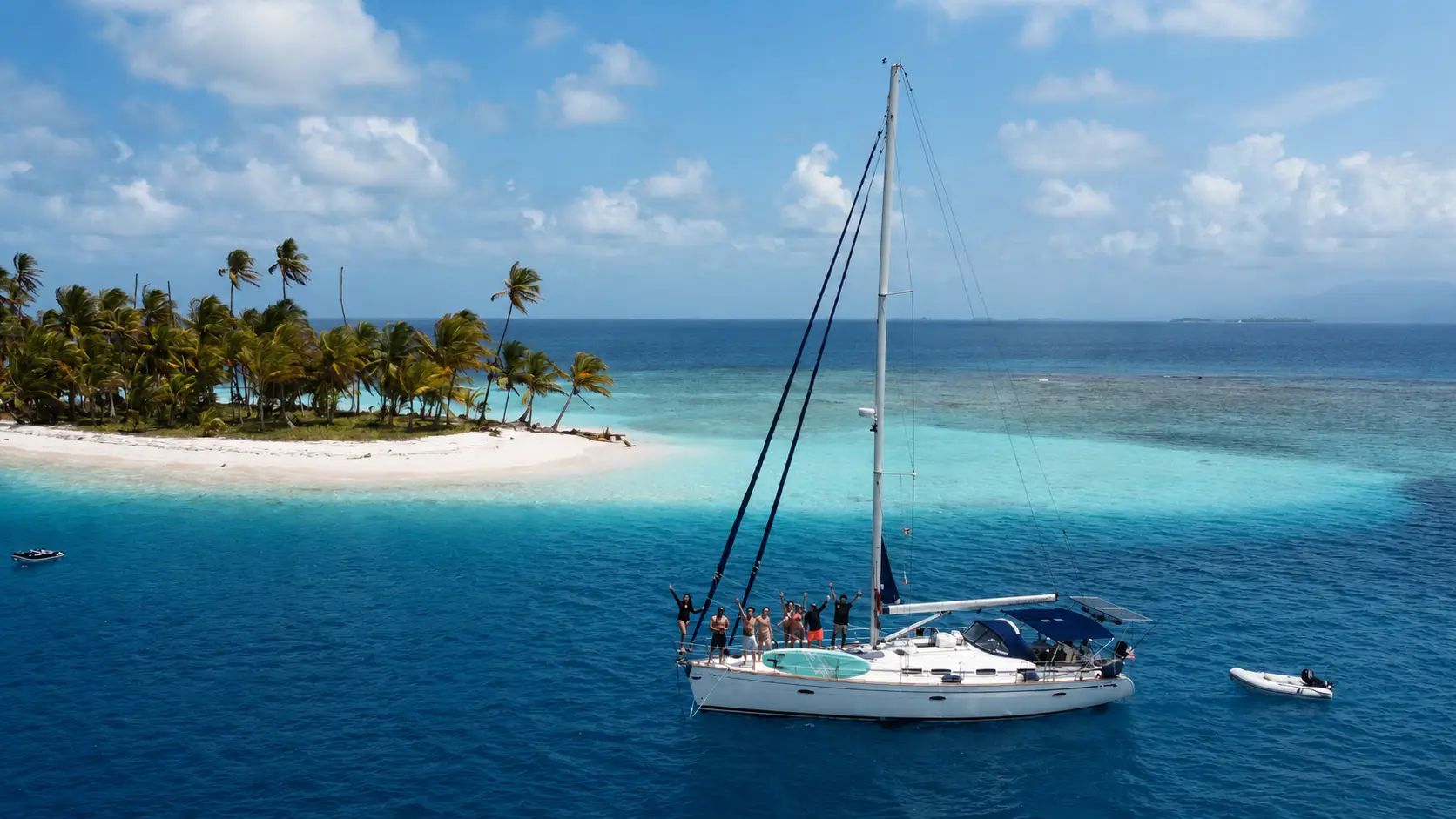 Velero fondeado frente a una isla tropical en San Blas.