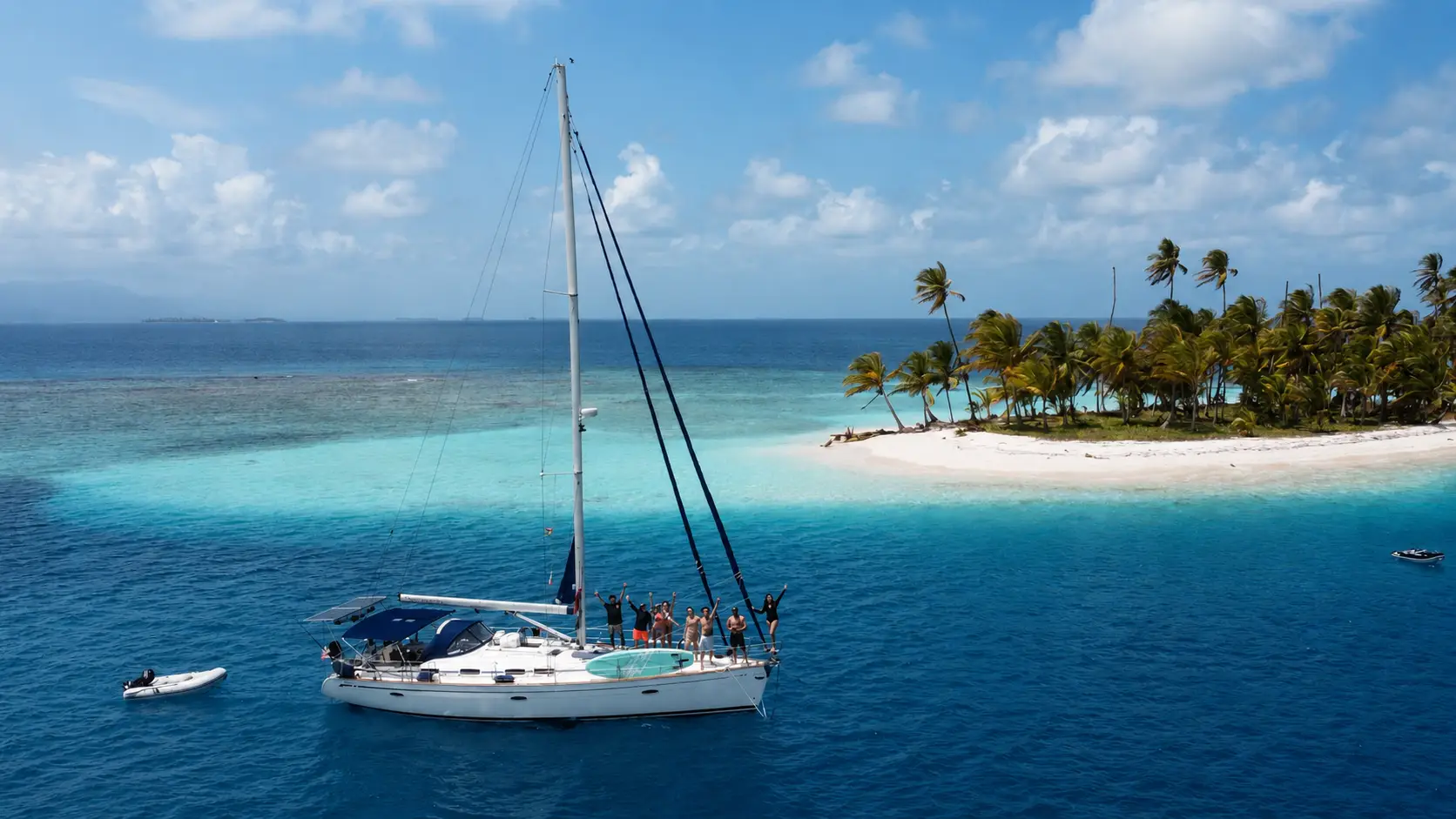 Velero fondeado frente a una isla tropical en San Blas.